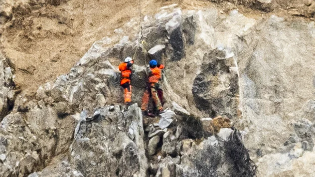 Spezialisten werden ins Felssturzgebiet geflogen.