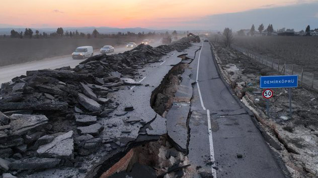 Oštećenje na cestama, potres, Turska