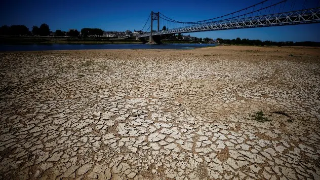 Pământ crăpat datorită secetei, pe albia râului Loire, Ancenis-Saint-Geron, Franța