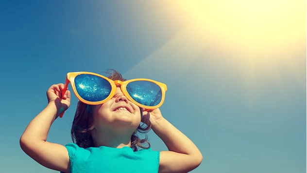 barn med store solbriller i solen