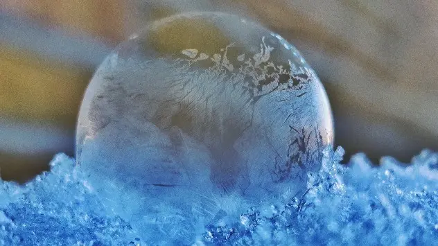 isboble på gul baggrund siddende i blå iskrystaller