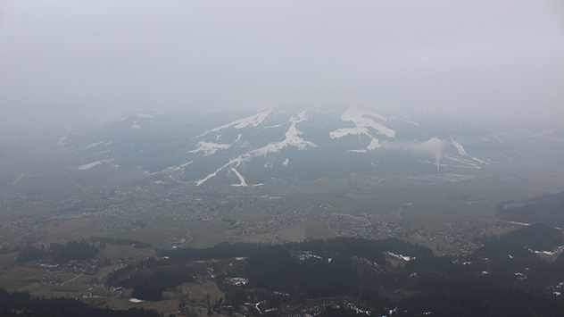 Die Staubpartikel schränken die Sicht auch rund ums Kitzbüheler Horn im Tiroler Unterland ziemlich ein.