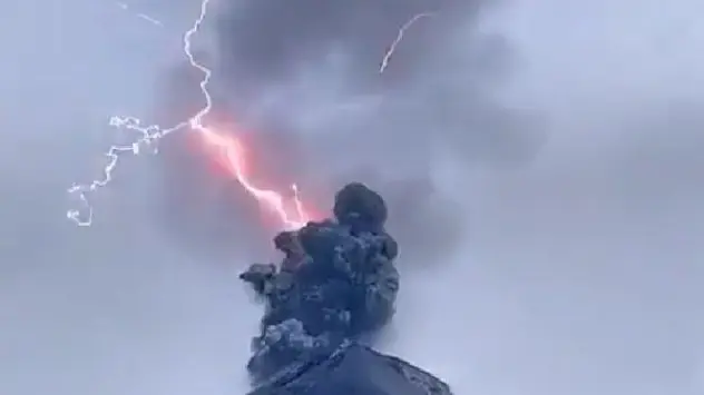 Spektakl munje pri erupciji vulkana