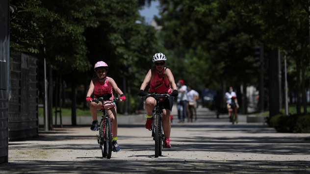 Varias personas montan en bicicleta en el parque de El Retiro de Madrid.