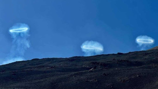 Er zijn rookringen zichtbaar boven de Etna. 