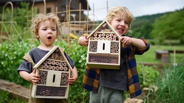 Een bijenhotel is ook een geweldige manier om kinderen te leren over het belang van bijen en hun bescherming.