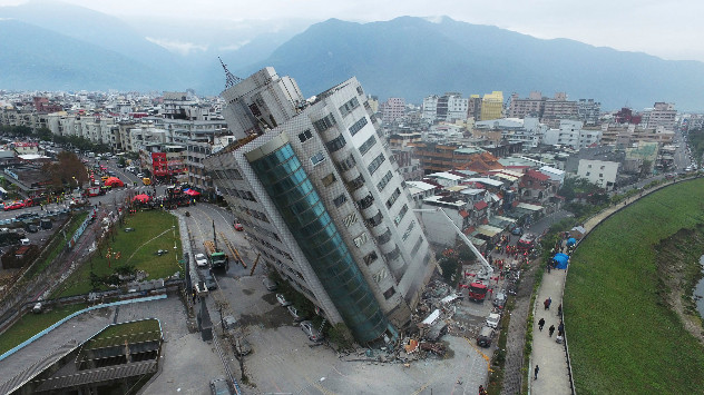 Clădiri distruse după cutremur.