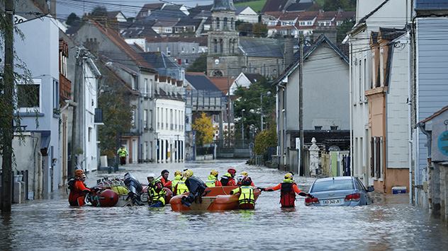 Überflutete Straße mit Rettungsboot