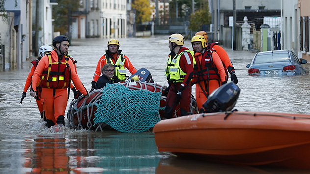 Überflutete Straße mit Rettungsboot