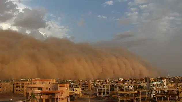 Sandstorm looms over city