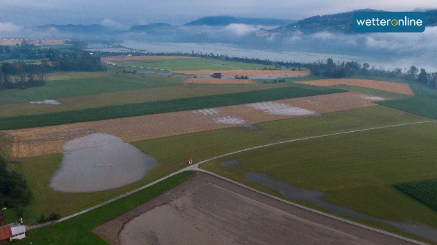 Zahlreiche Flächen und Ackerkulturen sind überflutet und von Hagel vernichtet worden.