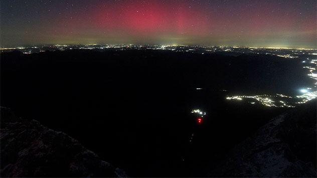 Diese Webcam zeigt dank Langzeitbelichtung sogar auf der Zugspitze ein Polarlicht auf. 