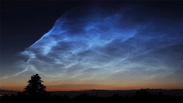 Diese wunderschönen Aufnahmen von Leuchtenden Nachtwolken entstanden nahe Sinnersdorf in Nordrhein-Westfalen.