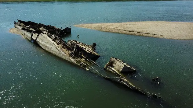 Військовий корабель часів Другої світової війни видніється в Дунаї.