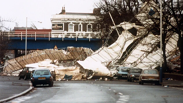In Londen werd het dak van metrostation Waterloo volledig vernield door storm Daria. 