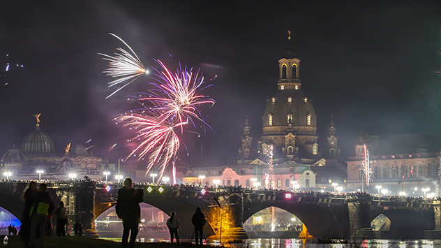 Das neue Jahr startet sehr mild und windig. Die Silvesterkracher werden vor der Frauenkirche in Dresden wortwörtlich „vom Winde verweht“.