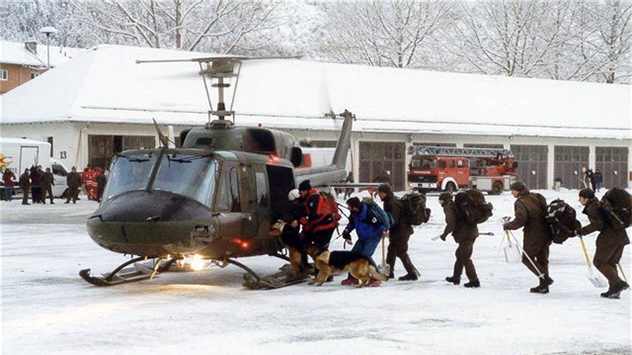 Wegen der anhaltend schlechten Wetterbedingungen können Hubschrauber mit Hilfskräften erst am Morgen des nächsten Tages aufbrechen. 