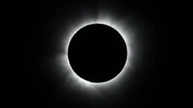 Eclipsă hibrid de soare, pe 20 aprilie