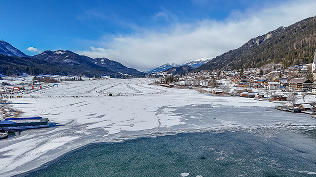 Frostige Temperaturen bescheren dem Weissensee in Kärnten ideale Bedingungen, um internationale Wettkämpfe im Eisschnellaufen austragen zu können.