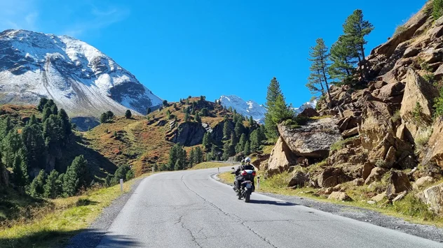 Motorrad auf Passstraße