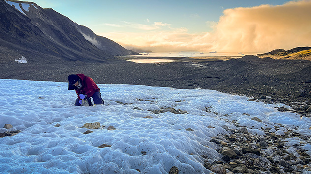 Auch auf Land werden Proben von Gletschern für die Analyse von resistenten Keimen genommen. 