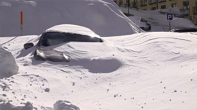 Auto vom Schnee begraben