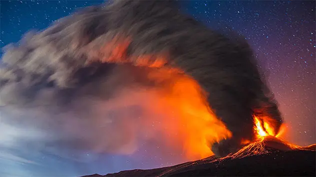 Erupție spectaculoasă a vulcanului Etna din Sicilia