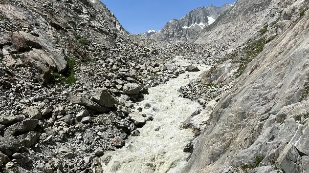 Gletscherbach mit viel Wasser