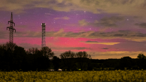 Rote und lilafarbene Polarlichter leuchten zwischen den Wolken über Kirchhain in Mittelhessen. (c) Marcel Becker via WetterMelder Deutschland 