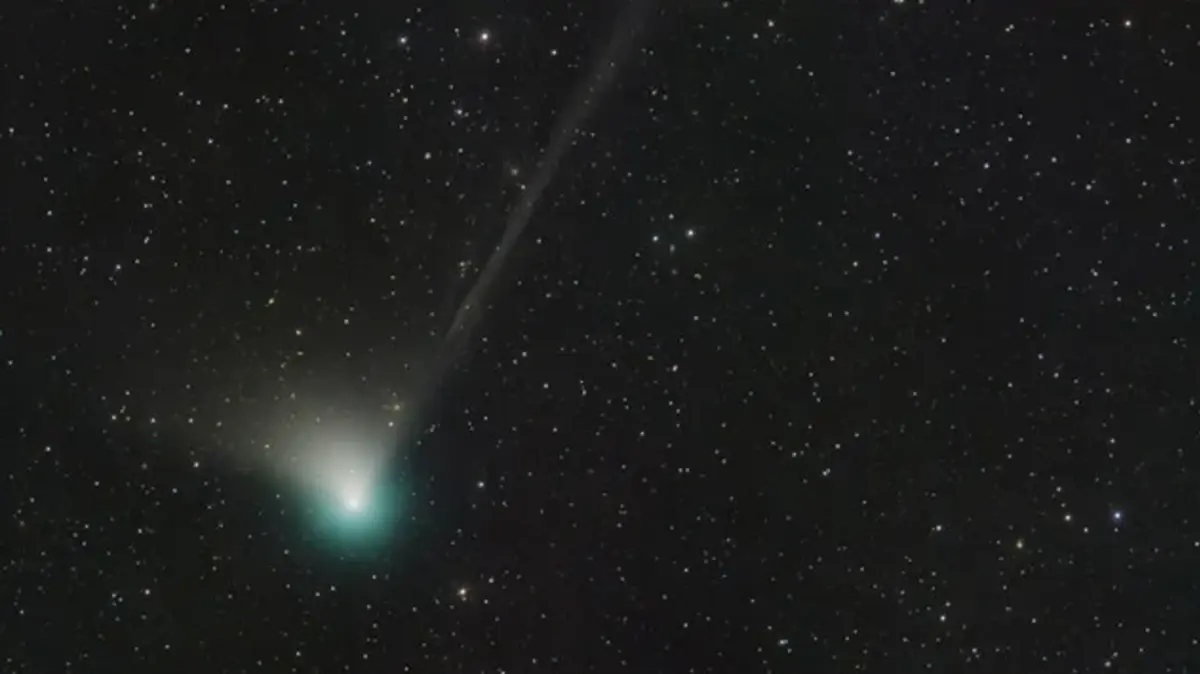 Какая комета приближается к земле. Зеленая Комета 2023. Фото зеленой кометы. Зеленая Комета первые фото. Фото кометы c/2022 e3.