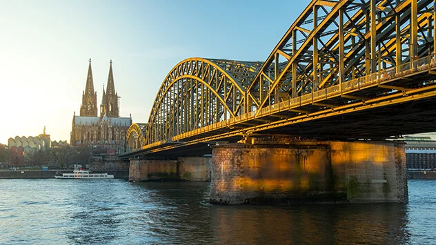 Hohenzollernbrücke mit Dom im Hintergrund in der Dämmerung