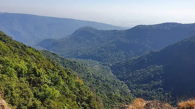 Erste Ausblicke von den East Khasi Hills im Nordosten Indiens. 