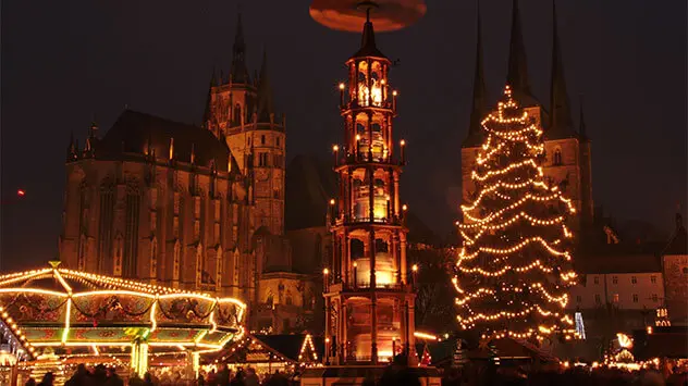 Beleuchtete Weihnachtspyramide auf vor dem Erfurter Dom