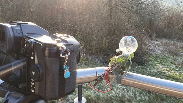 Am besten gelingen Fotos von gefrorenen Seifenblasen mit einer Fotokamera und Stativ. 