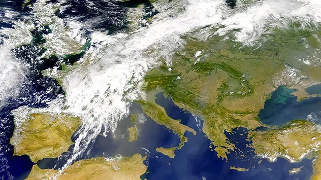 Europa im Satellitenbild mit Wolken im westlichen Teil