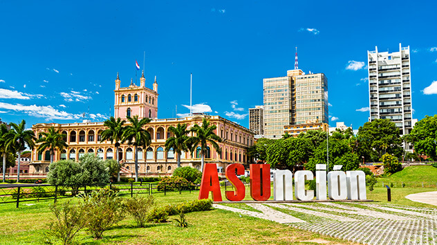 Schriftzug Asunción in der Stadt