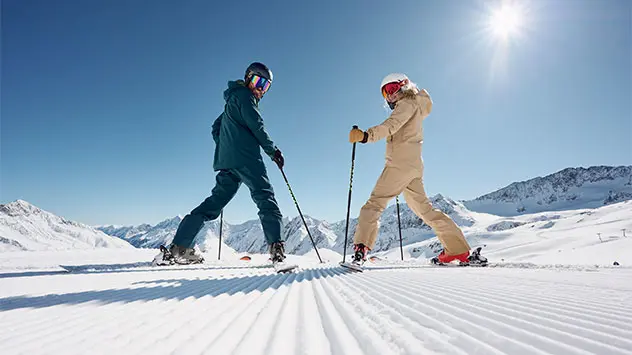 Skifahrer in der Sonne Tirols