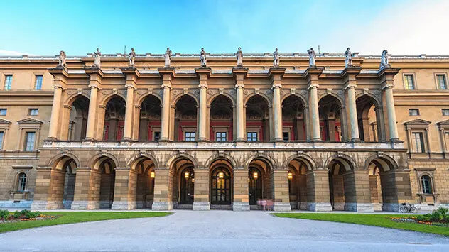 Blick auf den imposanten Eingang der Münchener Residenz.