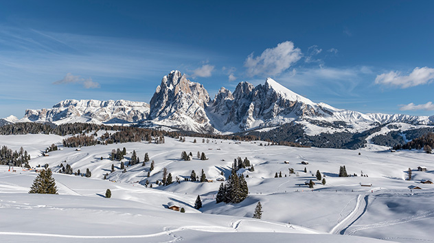 Blick auf eine verschneite Berglandschaft