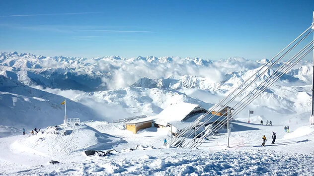 Skihütte in den Bergen von Trois Vallees