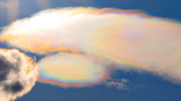 Nahaufnahme Irisierender Wolke mit Farbübergängen 