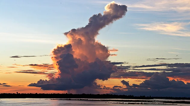 hochreichende Kumuluswolke im Abendlich, nach oben hin schmal. Sie bringt Regen