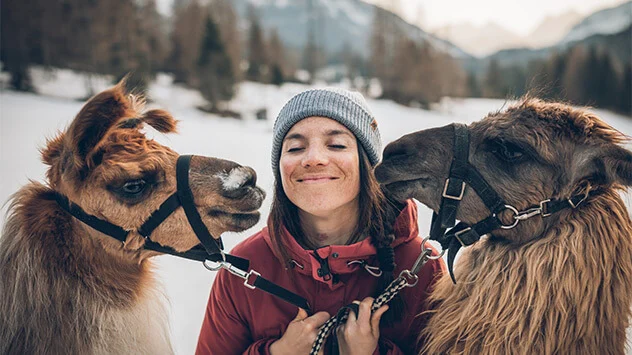 Eine Frau mit zwei Lamas