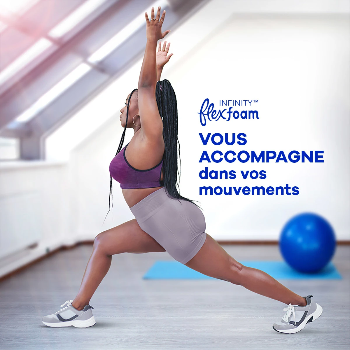 Une femme qui s'étire dans une salle de gym
