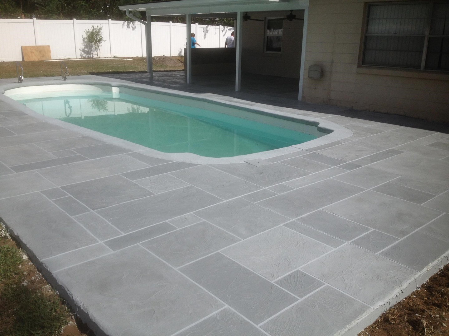Terraza de piscina con azulejos europeos - Imagen 4