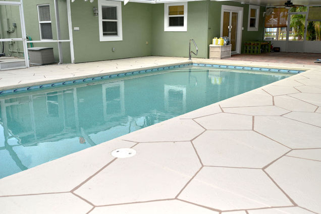 Terraza de piscina con azulejos europeos