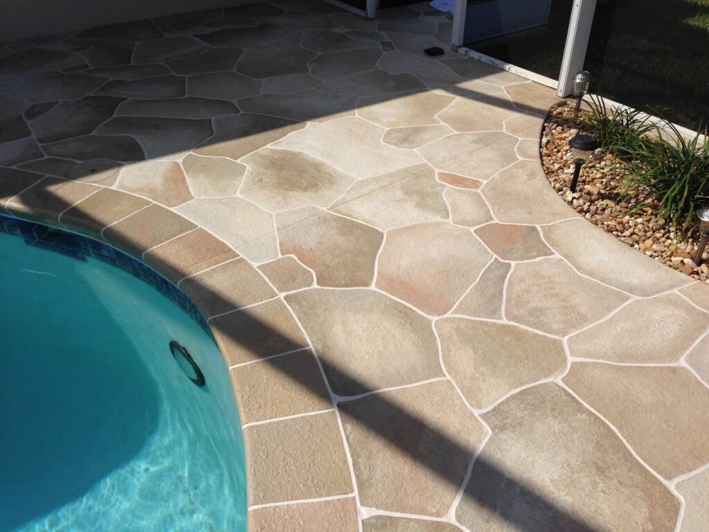 Terraza de piscina con azulejos europeos - Imagen 2