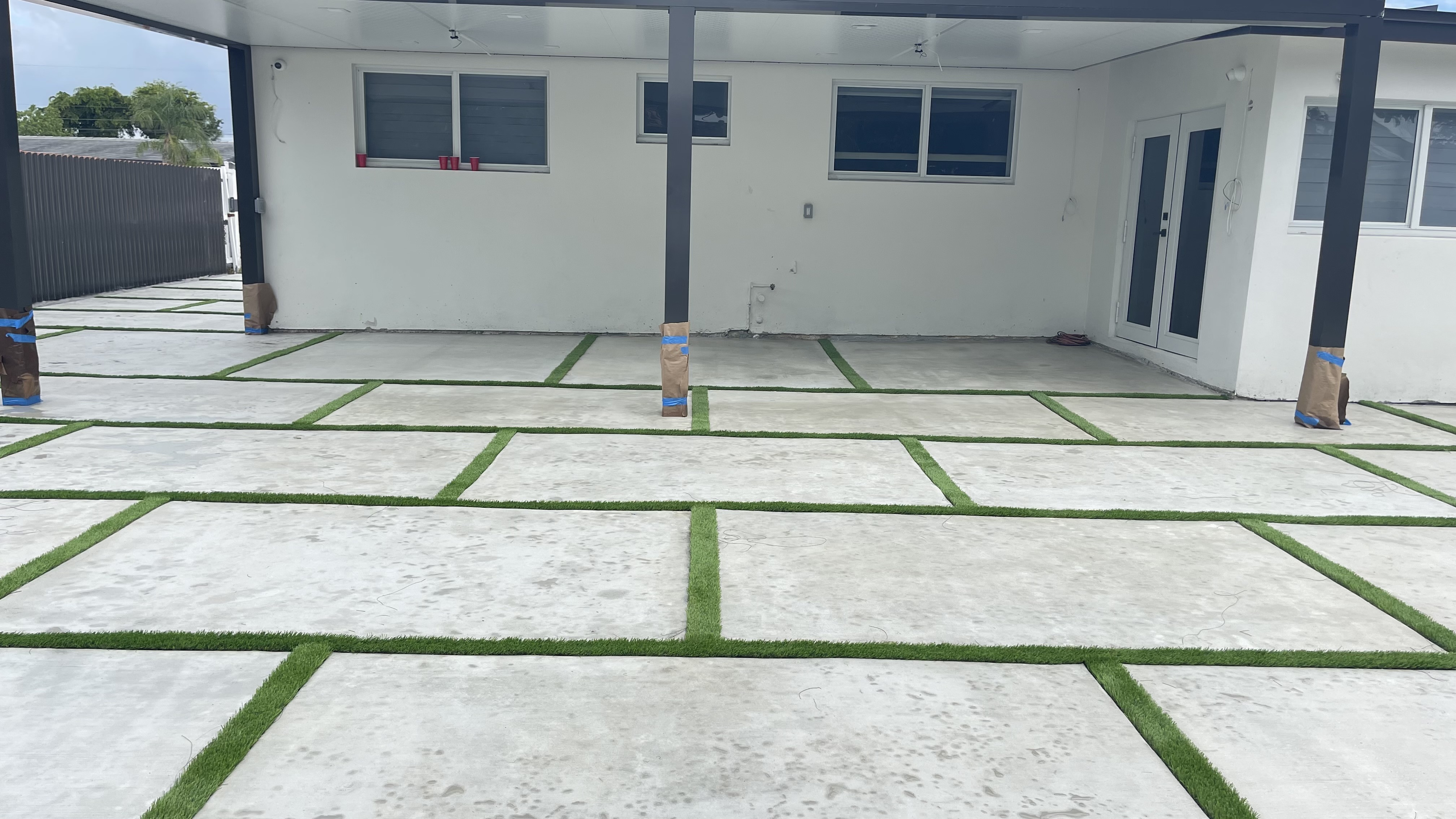 Diseño de concreto con césped - Imagen 3