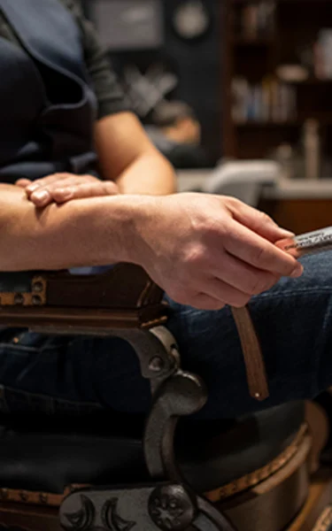 3.23_LP_StraightRazors_HeaderCarousel_Mobile