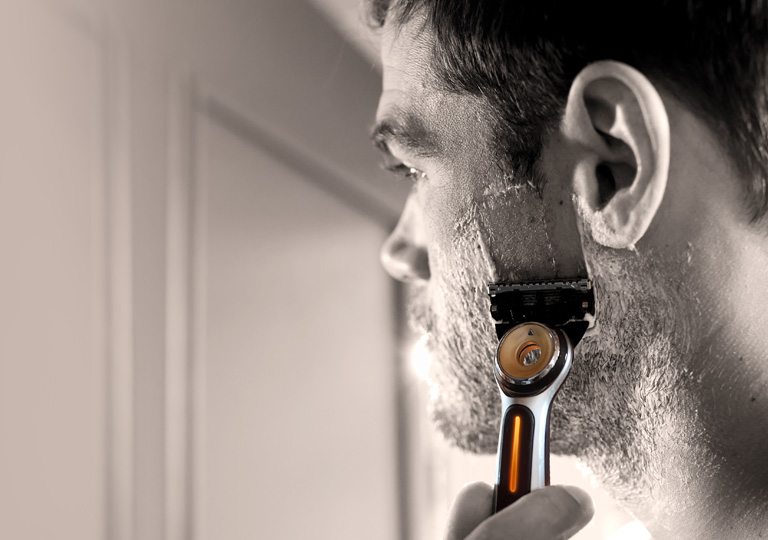 Gillette Labs HEATED RAZOR 髭剃り Amazon.com: Gillette Heated Razor for Men, Starter Shave Kit by